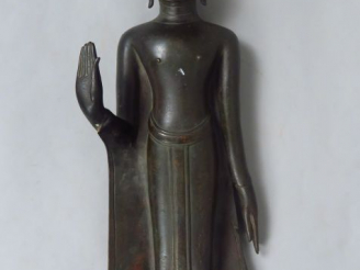 Vente aux enchères Sujet en bronze de patine brune représentant le Bouddha debout, les ma