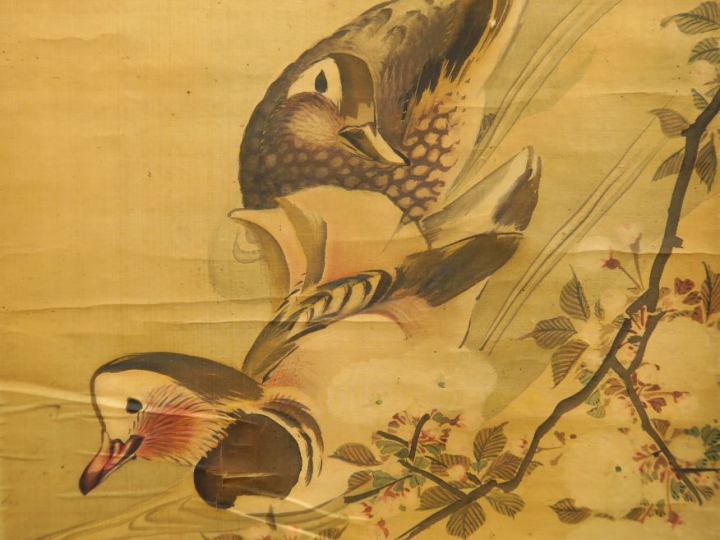Kakemono au lavis et couleurs sur soie représentant un couple de canar
