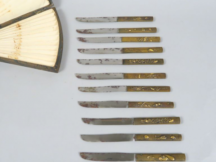 Deux coffrets contenant vingt-quatre manches de kozukas, montés en cou