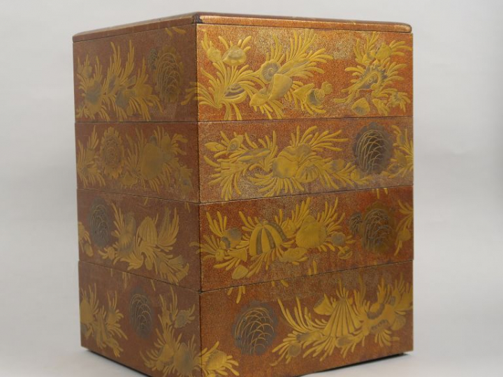 Boite à étoffe à quatre compartiments, à décor laqué or sur fond avent