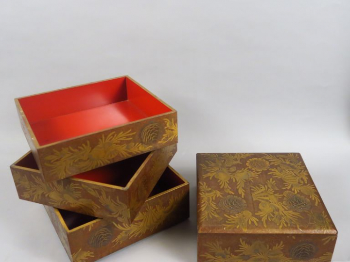 Boite à étoffe à quatre compartiments, à décor laqué or sur fond avent