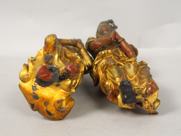 Deux sujets en bois laqué et doré, représentant des adorants, debout, 