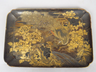 Vente aux enchères Petit plateau rectangulaire à angles lobés, sans doute partie haute d’