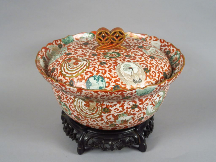 Grande coupe reprenant la forme d'une fleur de lotus en porcelaine de 