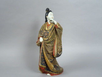 Vente aux enchères Statuette en porcelaine de Satsuma représentant une jeune femme en hab