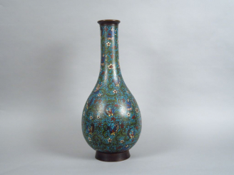 Vente aux enchères Vase pansu à long col en bronze, décor en émaux champlevés polychromes