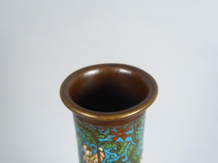 Vase pansu à long col en bronze, décor en émaux champlevés polychromes