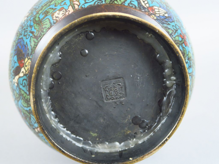 Vase pansu à long col en bronze, décor en émaux champlevés polychromes