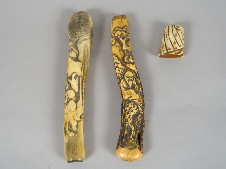 Lot comprenant deux étuis à pipe Kizerusutzu en corne de cerf, à décor