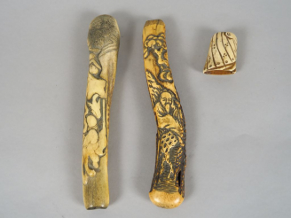 Vente aux enchères Lot comprenant deux étuis à pipe Kizerusutzu en corne de cerf, à décor