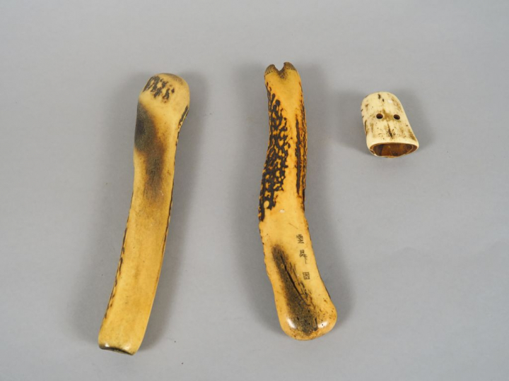 Lot comprenant deux étuis à pipe Kizerusutzu en corne de cerf, à décor