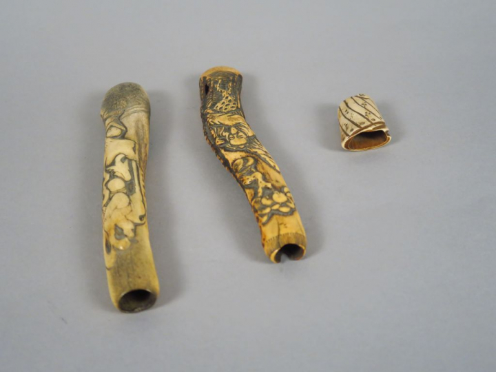 Lot comprenant deux étuis à pipe Kizerusutzu en corne de cerf, à décor