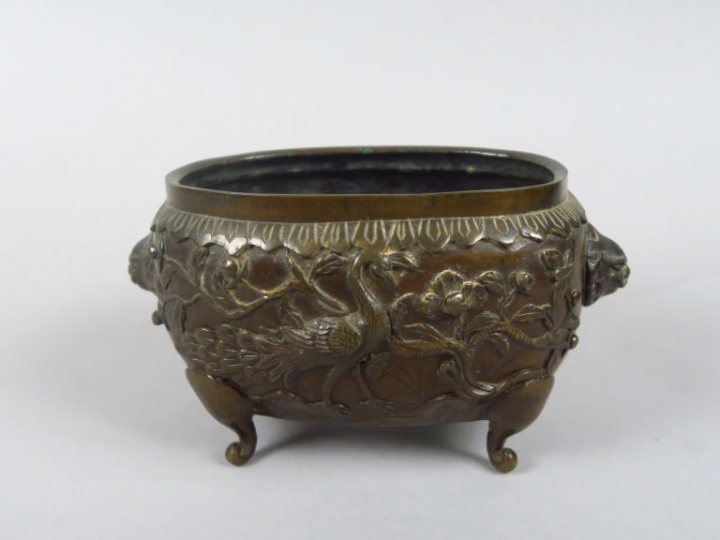 Petite jardinière en bronze de patine brun clair, à décor de phoénix e