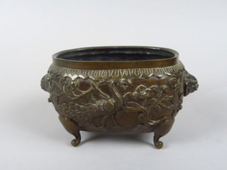 Vente aux enchères Petite jardinière en bronze de patine brun clair, à décor de phoénix e