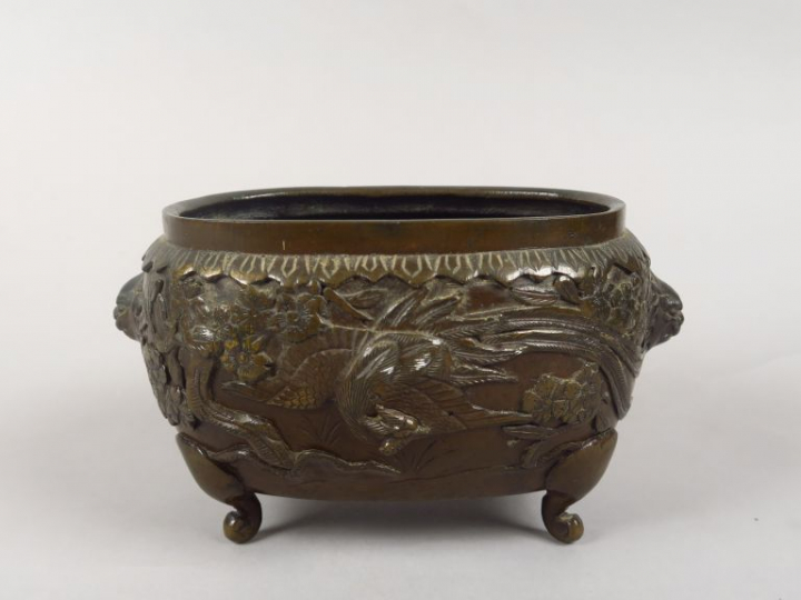 Petite jardinière en bronze de patine brun clair, à décor de phoénix e