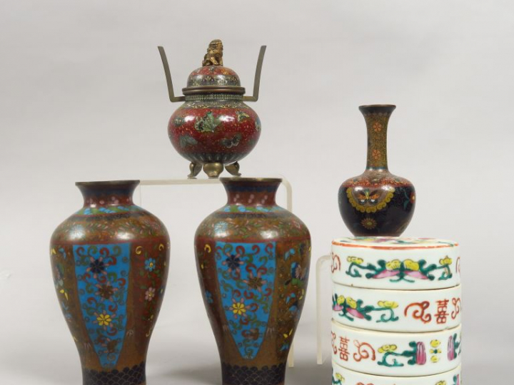 Lot de quatre vases en émaux cloisonnés sur cuivre, deux formant paire