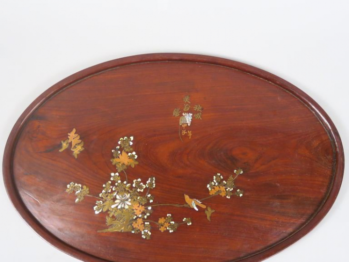 Plateau ovale en bois, à décor en marqueterie de laiton et de nacre d'