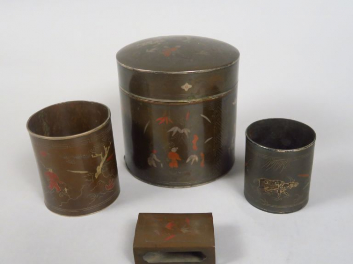 Garniture en bronze, à décor niellé de personnages. Comprenant : une b