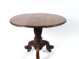 Vente aux enchères Guéridon tripode en bois de fer, à décor sculpté de dragons et de feui