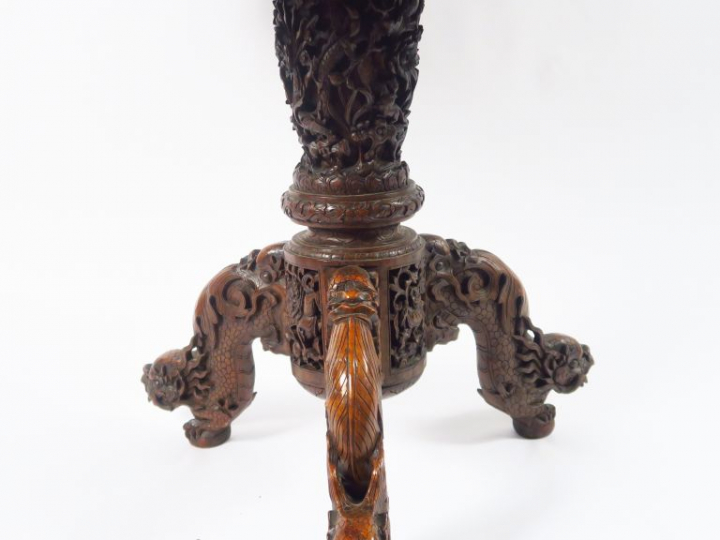 Guéridon tripode en bois de fer, à décor sculpté de dragons et de feui