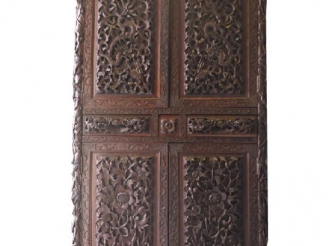 Vente aux enchères Armoire en bois de fer, à décor sculpté et ajouré sur les trois faces 