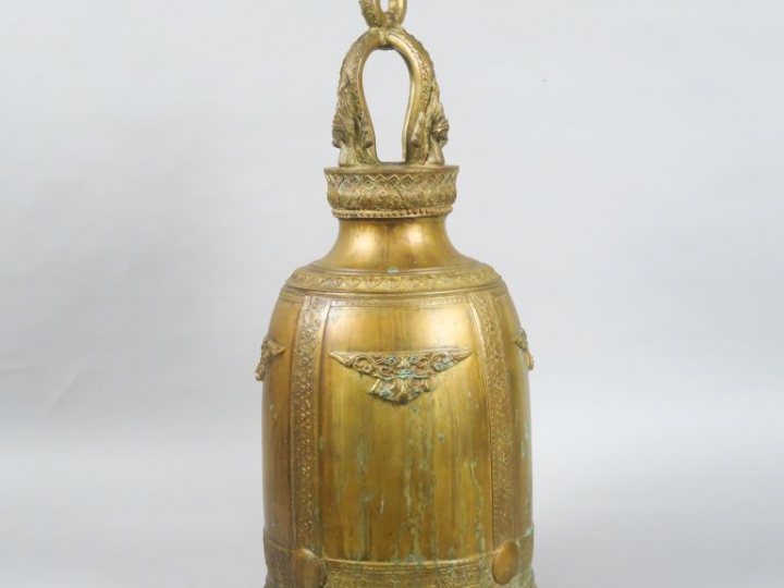 Cloche de temple en bronze dont l'anse est ornée  d'oiseaux stylisés  
