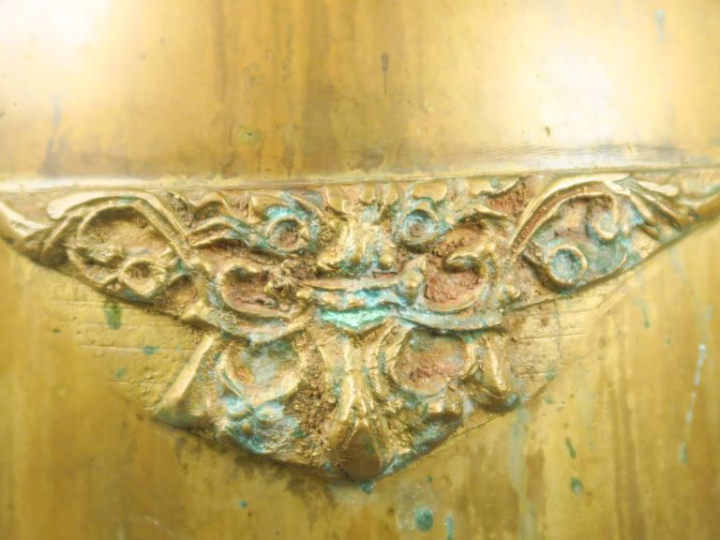Cloche de temple en bronze dont l'anse est ornée  d'oiseaux stylisés  