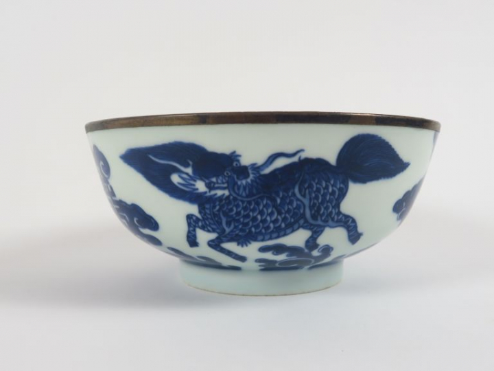 Bol en porcelaine, à décor bleu sur fond blanc de dragon et de licorne