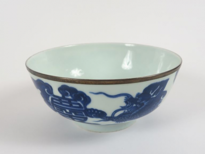 Bol en porcelaine, à décor bleu sur fond blanc de dragon et de licorne