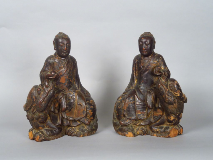 Deux sujets formant pendants, en bois laqué brun anciennement laqué or