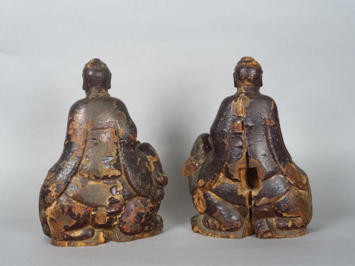 Deux sujets formant pendants, en bois laqué brun anciennement laqué or