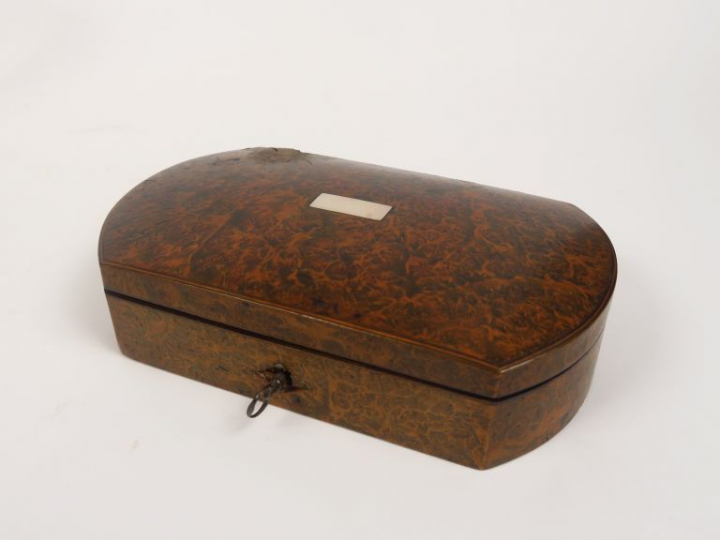 Etui à couture Restauration en loupe d'amboine, accessoires en or, nac