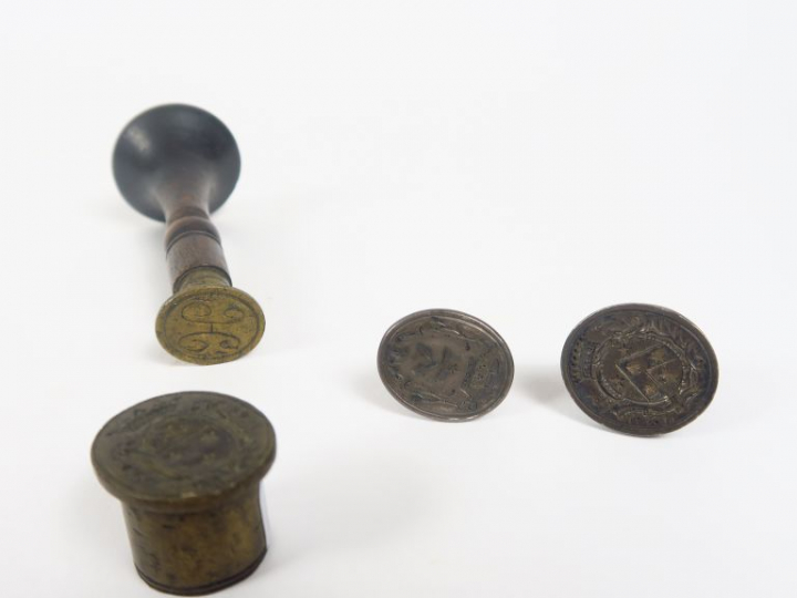 4 différents cachets à décor d'armoiries et de monogramme