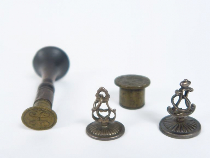 4 différents cachets à décor d'armoiries et de monogramme