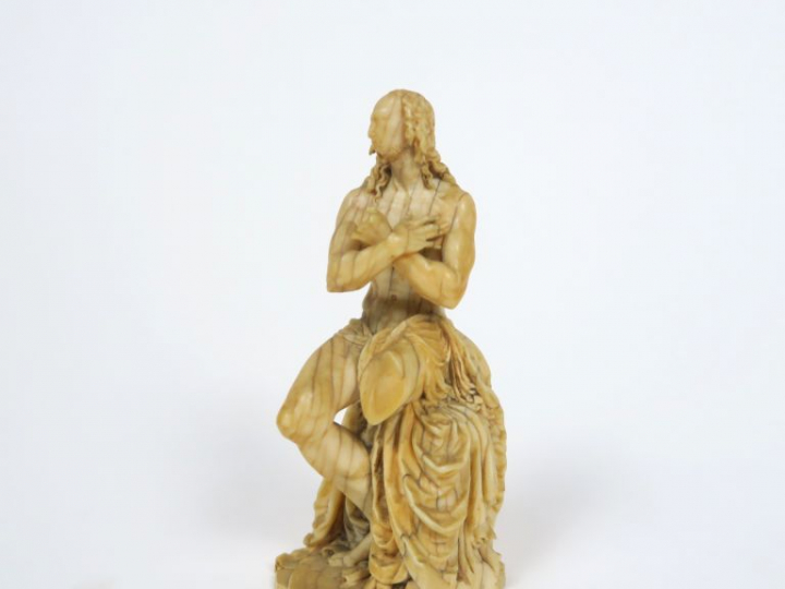Sujet XVIIème en ivoire sculpté "Christ aux liens". H. 12,5 cm  (très 