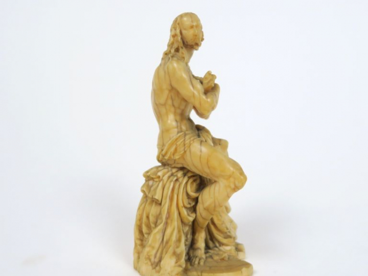 Sujet XVIIème en ivoire sculpté "Christ aux liens". H. 12,5 cm  (très 