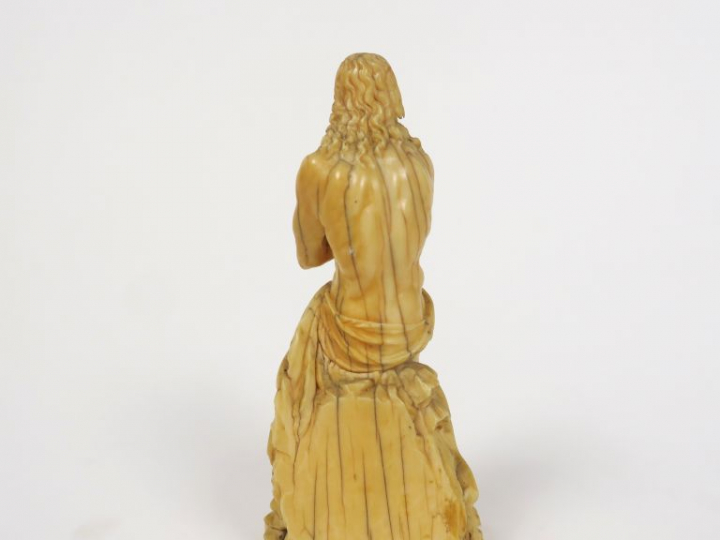 Sujet XVIIème en ivoire sculpté "Christ aux liens". H. 12,5 cm  (très 