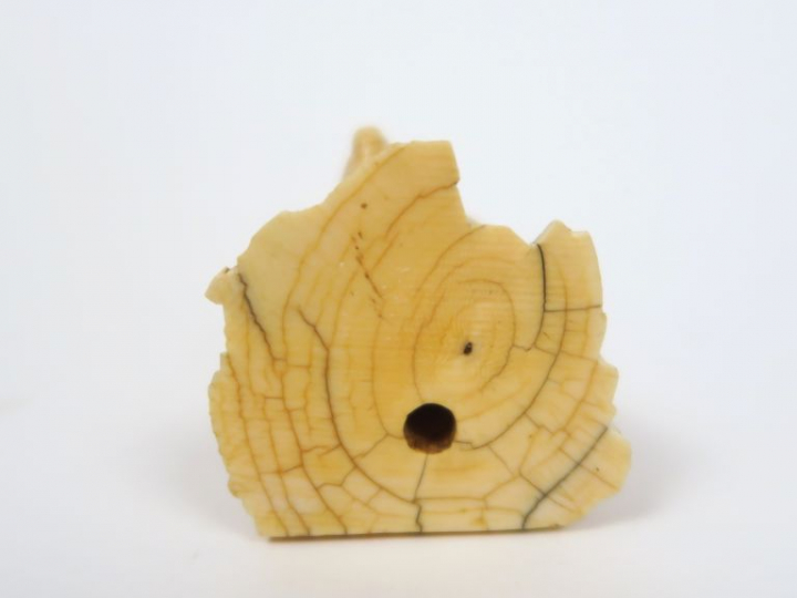 Sujet XVIIème en ivoire sculpté "Christ aux liens". H. 12,5 cm  (très 
