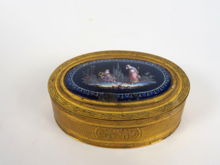 Boite ovale Louis XVI en métal doré et gravé, couvercle en émail polyc