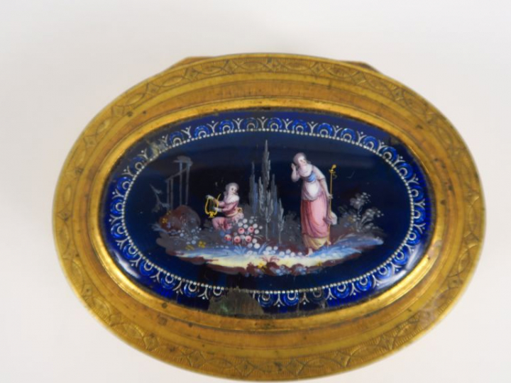 Boite ovale Louis XVI en métal doré et gravé, couvercle en émail polyc