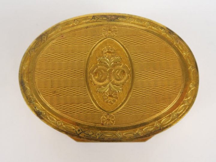 Boite ovale Louis XVI en métal doré et gravé, couvercle en émail polyc