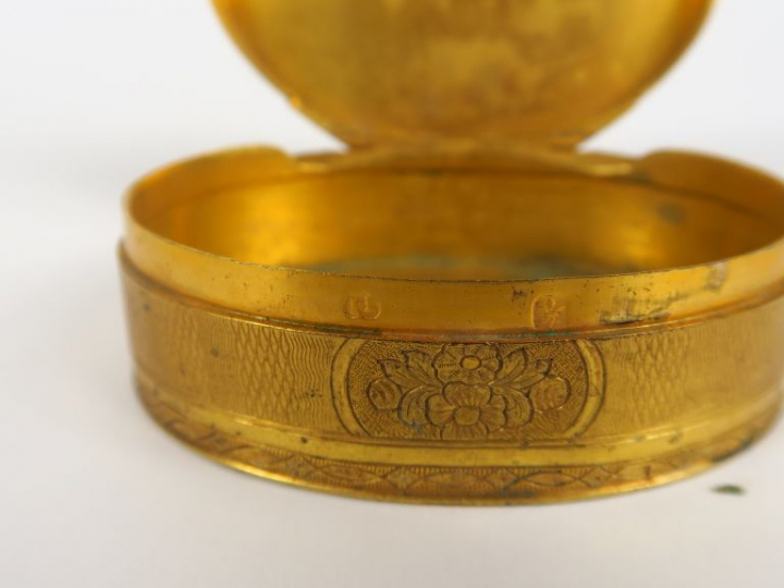Boite ovale Louis XVI en métal doré et gravé, couvercle en émail polyc