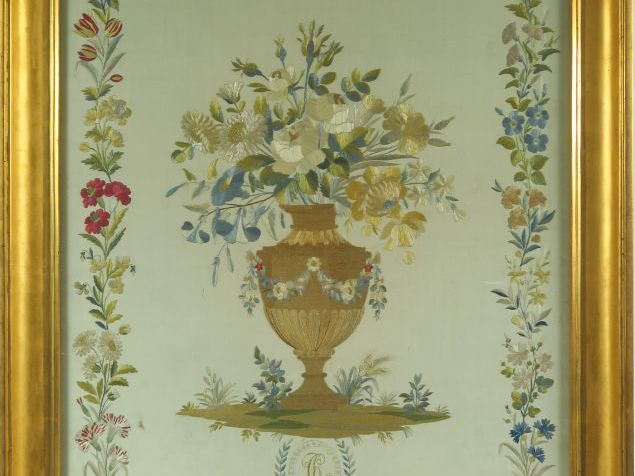 Soie brodée XIXème de style Louis XVI, à décor de vase fleuri et de gu