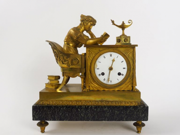 Pendule Directoire en bronze ciselé et doré "Jeune file à l’antique li