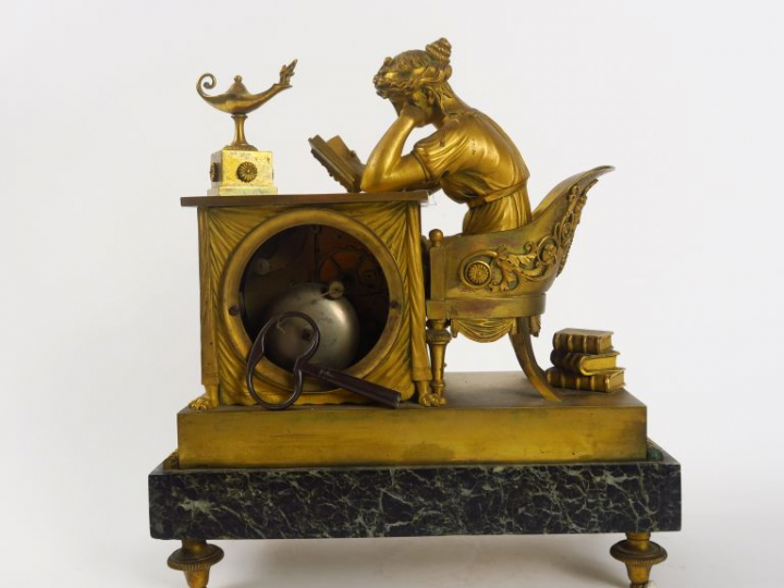 Pendule Directoire en bronze ciselé et doré "Jeune file à l’antique li