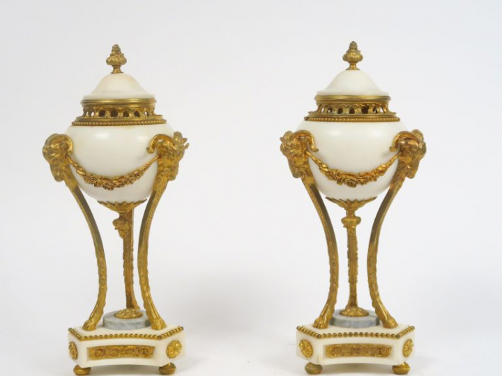 Paire de cassolettes Empire en marbre et bronze doré à décor de têtes 