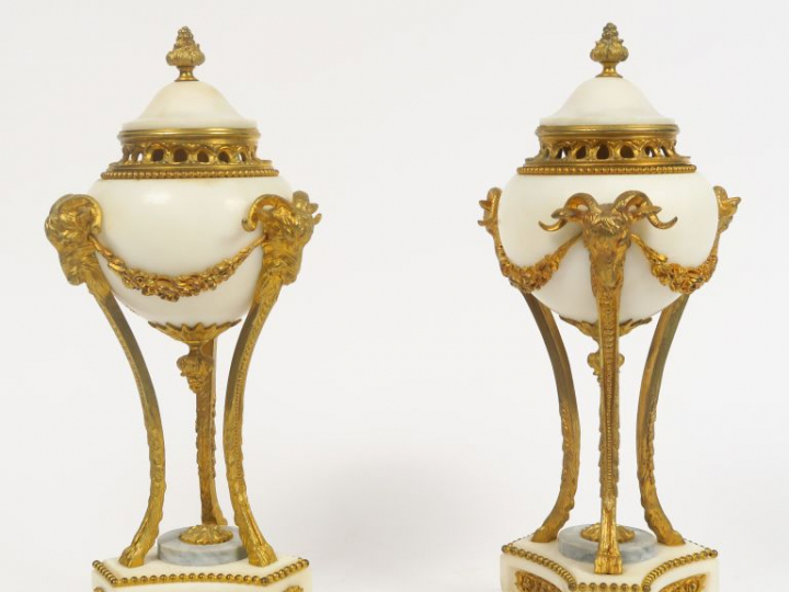 Paire de cassolettes Empire en marbre et bronze doré à décor de têtes 