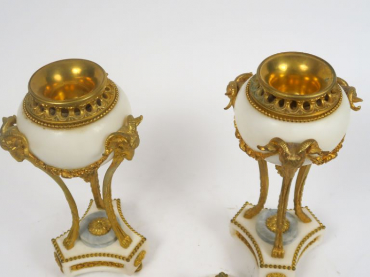 Paire de cassolettes Empire en marbre et bronze doré à décor de têtes 