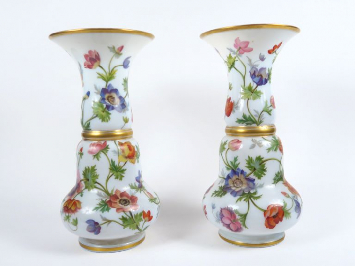 Paire de vases Charles X en opaline, à décor de fleurs polychromes. H.