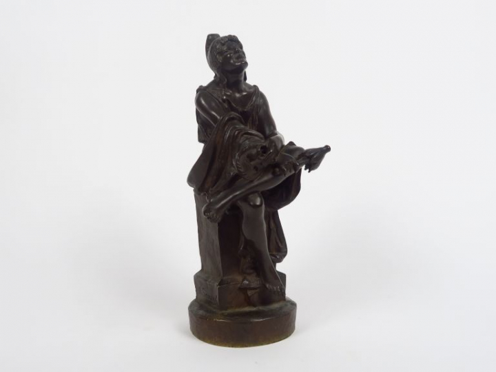 F. SANZEL. Sculpture en bronze à patine médaille représentant une actr